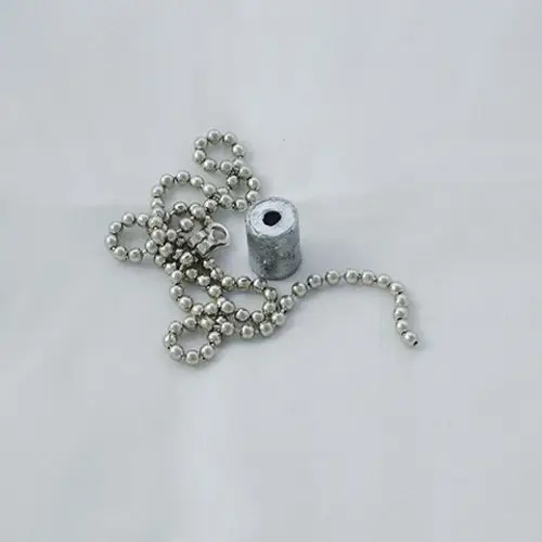 Kugelkette in chromfarbenem Finish, zusammen mit einem metallischen Element, dargestellt auf einer hellen Oberfläche. Kludi-Ersatzteil für verschiedene Anwendungen.